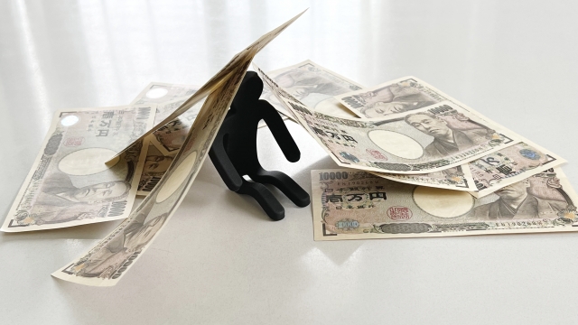 借金を背負う男。市原市で借金返済の無料相談ができます