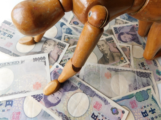 借金を背負う男。高知市で借金返済の無料相談ができます